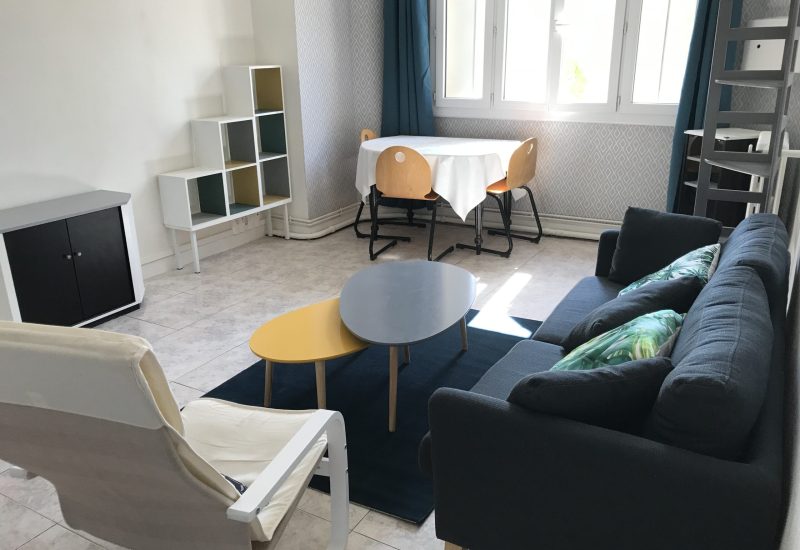 1759917586279_appart toulon séjour 1.JPG